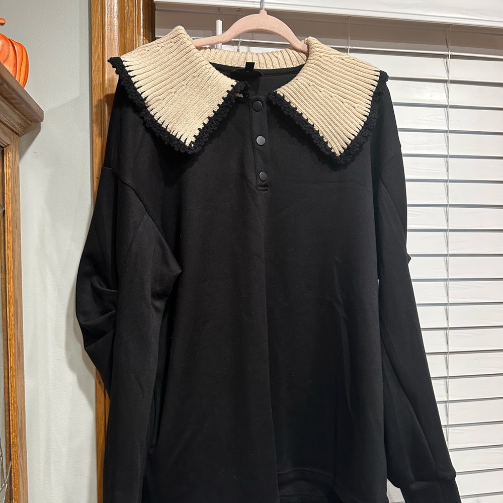 Chic Black Sweater with Cream Collar
